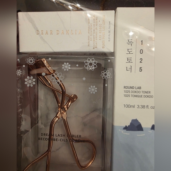 K-Beauty Wonderland Sophie Red Makeup Bag Round Lab Torriden Eyelash Curler NWT - Picture 3 of 9